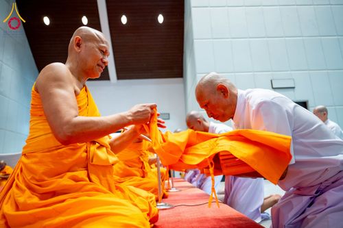 ภาพ No.256236:วันที่ 4 ตุลาคม พ.ศ. 2568 พิธีบรรพชาอุปสมบท  โครงการอุปสมบทหมู่บูชาธรรม 141 ปี  พระมงคลเทพมุนี (สด จนฺทสโร) ณ โบสถ์พระไตรปิฏก วัดพระธรรมกาย จ.ปทุมธานี