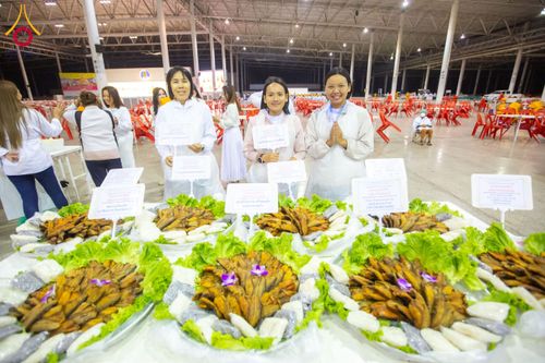 ภาพ No.202731:พิธีถวายภัตตาหารเป็นสังฆทาน แด่พระธรรมยาตรา ณ วัดพระธรรมกาย ตำบลคลองสาม อำเภอคลองหลวง จังหวัดปทุมธานี ในโครงการธรรมยาตรา กตัญญูบูชา มหาปูชนียาจารย์ พระมงคลเทพมุนี(สด จนฺทสโร) พระผู้ปราบมาร อนุสรณ์สถาน 7 แห่ง ปีที่ 13 วันที่ 28 มกราคม พ.ศ. 2568