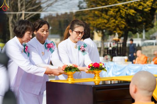 ภาพ No.132223:พิธีประดิษฐานยอดอุโบสถ บูชาธรรม 80 ปี หลวงพ่อธัมมชโย ณ วัดพระธรรมกายโทชิหงิ ประเทศญี่ปุ่น วันอาทิตย์ที่ 24 มีนาคม พ.ศ. 2567