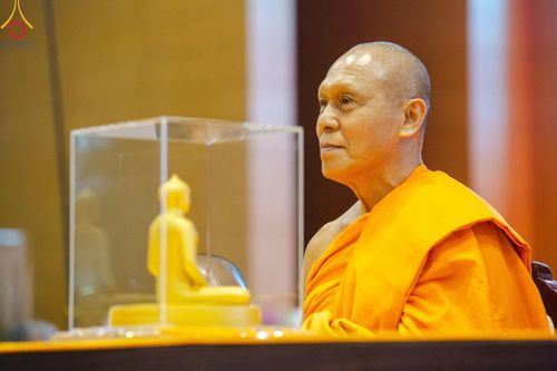 ภาพ No.159524:สัมมนาพิเศษและพิธีมอบองค์พระธรรมกาย 2,000 องค์ ณ ห้องแก้วสารพัดนึก 1 วัดพระธรรมกาย วันอาทิตย์ต้นเดือนที่ 6 ตุลาคม พ.ศ. 2567