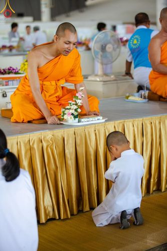 ภาพ No.177623:พิธีตักบาตรและพิธีบูชาข้าวพระ ในวันอาทิตย์ต้นเดือนที่ 1 ธันวาคม พ.ศ. 2567 ณ สภาธรรมกายสากล วัดพระธรรมกาย