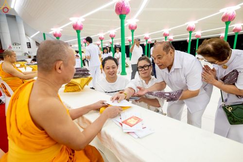 ภาพ No.230984:วันอังคารที่ 1 กรกฎาคม พ.ศ. 2568 ผู้ว่าราชการจังหวัดปทุมธานี เป็นประธานพิธีต้อนรับ สัญญาบัตร พัดยศ พระครูสัญญาบัตรสายต่างประเทศ วัดพระธรรมกาย ประจำปี พ.ศ. 2568 จำนวน 19 รูป