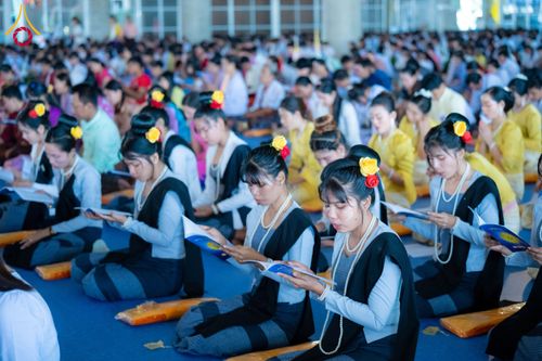 ภาพ No.143723:พิธีถวายผ้าไตร, สวดธรรมจักร, ปฏิบัติธรรม และฟังแสดงพระธรรมเทศนา ภาษาเมียนมา โดยมีสาธุชนชาวเมียนมากว่า 4,000 คน เข้าร่วมพิธี ณ มหารัตนวิหารคด วัดพระธรรมกาย วันอาทิตย์ที่ 7 กรกฎาคม พ.ศ. 2567