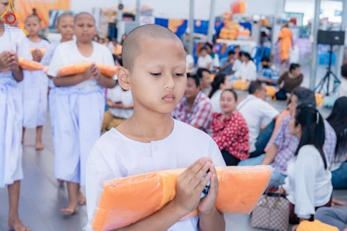 ภาพ No.133490:พิธีขอขมารับผ้าไตร, พิธีบรรพชาสามเณร, สามเณรออกบิณฑบาต ในโครงการบรรพชาสามเณร ฟื้นฟูพระพุทธศาสนาทั่วไทย  ณ ศูนย์ปฏิบัติธรรม และอบรมเยาวชนเมืองยะลา วันที่ 3 เมษายน พ.ศ. 2567