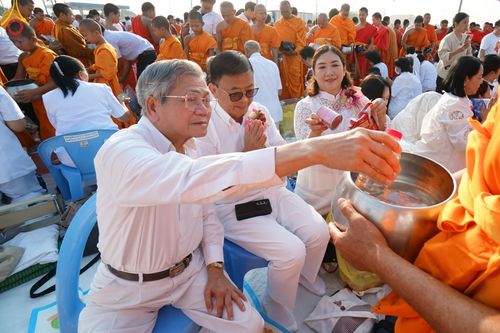 ภาพ No.180466:พิธีตักบาตรพระ ๑,๐๐๐ รูป ฉลองเมืองลำปาง ๑,๓๔๔ ปี วันเสาร์ที่ ๗ ธันวาคม พ.ศ. ๒๕๖๗ ณ ลานพระบรมราชานุสาวรีย์ พระนเรศวรมหาราช อ.เกาะคา จ.ลำปาง