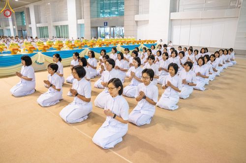 ภาพ No.146137:วันมหารำลึก ครั้งที่ 34 พิธีร่วมรำลึกถึงนักสร้างบารมีที่ล่วงลับไปแล้ว , พิธีสวดพระพุทธมนต์ ณ ห้องแก้วสารพัดนึก 1 วัดพระธรรมกาย วันเสาร์ที่ 27 กรกฎาคม พ.ศ. 2567