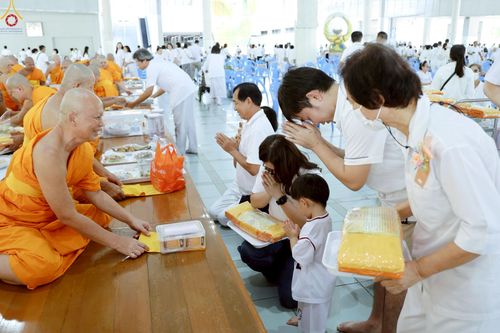 ภาพ No.238002:วันเสาร์ที่ 9 สิงหาคม พ.ศ. 2568 (วันพระ ขึ้น 15 ค่ำ เดือน 9) พิธีบุพเปตพลี ครั้งที่ 168 ร่วมอุทิศบุญแด่หมู่ญาติที่ล่วงลับไปแล้ว และสืบทอดอายุพระพุทธศาสนา ณ หอฉันคุณยายอาจารย์ฯ วัดพระธรรมกาย