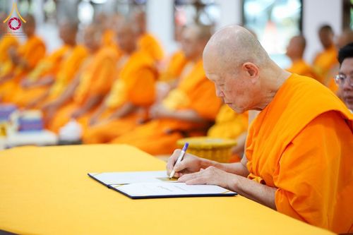 ภาพ No.160848:พิธีเจริญพระพุทธมนต์ และปิดแผ่นทองรูปเหมือน พระเดชพระคุณพระมงคลเทพมุนี (สด จนฺทสโร) พระผู้ปราบมาร จำนวน 3 องค์ วันเสาร์ที่ 5 ตุลาคม พ.ศ. 2567 ณ อาคารปลูกศรัทธา 2 (ชานชลาเดิม) วัดพระธรรมกาย อ.คลองหลวง จ.ปทุมธานี