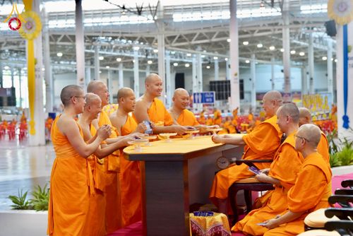 ภาพ No.237487:วันอาทิตย์ที่ 10 สิงหาคม พ.ศ.2568 พิธีมอบใบประกาศเกียรติคุณ โครงการสอบบาลี "ฉลองแชมป์" บูชาธรรม 80 ปี หลวงพ่อธัมมชโย ประจำปี 2568 และ พิธีมอบดวงแก้วสามเณรทรงบาลีไวยากรณ์ ณ สภาธรรมกายสากล วัดพระธรรมกาย ปทุมธานี