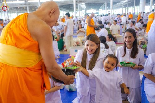 ภาพ No.137214:พิธีตักบาตร และปฏิบัติธรรม ในวันวิสาขบูชา วันพุธที่ 22 พฤษภาคม พ.ศ. 2567 ( วันพระขึ้น15 ค่ำ เดือน 6 ) ณ วัดพระธรรมกาย จ.ปทุมธานี