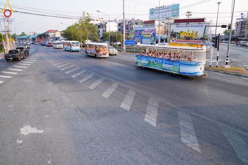 ภาพ No.59168:พิธีปลงผมและแห่นาคธรรมทายาท ในโครงการบรรพชาสามเณร ภาคฤดูร้อน เฉลิมพระเกียรติพระบาทสมเด็จพระเจ้าอยู่หัว เนื่องในโอกาส  พระราชพิธีมหามงคลเฉลิมพระชนมพรรษา 6 รอบ  ปลงผมนาคในวันที่ 21 เมษายน พ.ศ 2567 ณ วัดกลางธนรินทร์ (ธรรมอุทยานบ้านแป้ง)