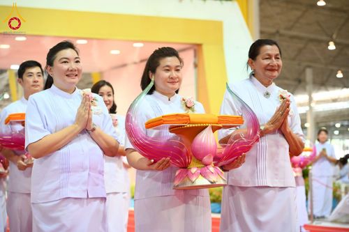 ภาพ No.215436:วันอาทิตย์ต้นเดือนที่ 6 เมษายน พ.ศ. 2568 ขบวนอัญเชิญผ้าป่าสมทบ มหาสังฆทาน 40,000 กว่าวัดทั่วประเทศ ณ สภาธรรมกายสากล วัดพระธรรมกาย