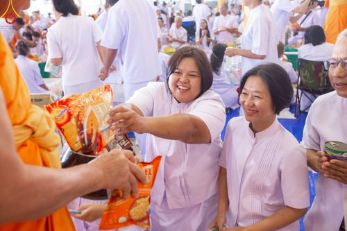 ภาพ No.222023:วันที่ 4 พฤษภาคม พ.ศ. 2568 พิธีตักบาตร เนื่องในวันอาทิตย์ต้นเดือน ณ บ้านแก้วเรือนทองคุณยายฯ วัดพระธรรมกาย