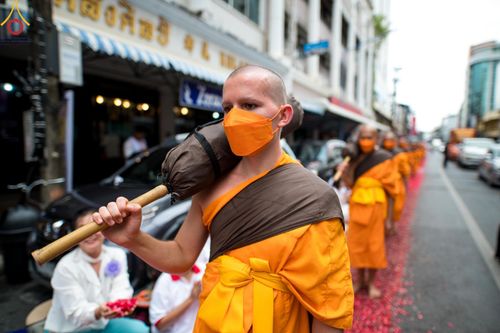 ภาพ No.128532:พิธีอัญเชิญพระบรมสารีริกธาตุ " ใจกลางเมืองนครหาดใหญ่ " เพื่อประดิษฐาน ณ มหารัตนเจดีย์สิริปทุมสวรรค์ (เจดีย์อริยพุทธะ 5 พระองค์) ศูนย์ปฏิบัติธรรมภาคใต้ อ.บางกล่ำ จ.สงขลา  วันที่ 9 มีนาคม พ.ศ. 2567 (ชุดที่ 2)