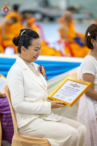 ภาพ No.127117:พิธีมอบใบประกาศเกียรติคุณองค์กรนานาชาติ และหน่วยงานที่ชักชวนคนร่วมโครงการนั่งสมาธิเพื่อสันติภาพโลกมากที่สุด วันอาทิตย์ที่ 1 มีนาคม พ.ศ. 2567 ณ สภาธรรมกายสากล วัดพระธรรมกาย