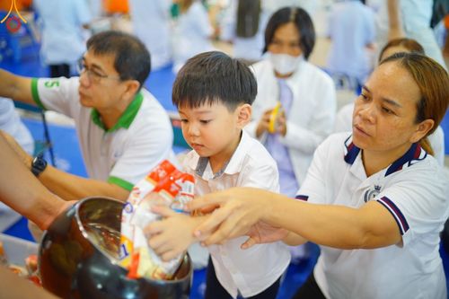 ภาพ No.139112:พิธีตักบาตร , พิธีบูชาข้าวพระ ณ ห้องแก้วสารพัด 1 สภาธรรมกายสากล วัดพระธรรมกาย วันอาทิตย์ต้นเดือนที่ 2 มิถุนายน พ.ศ. 2567