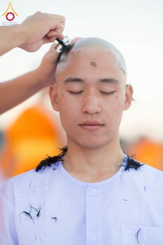 ภาพ No.274797:วันอาทิตย์ที่ 30 พฤศจิกายน พ.ศ. 2568 พิธีปลงผม โครงการอุปสมบทบูชาธรรมมหาปูชนียาจารย์ ปี 2568 ณ ลานธรรมพระมหาธรรมกายเจดีย์ ฝั่งทิศตะวันตก ระหว่างวิหารคดหมายเลข 8 และ 9 วัดพระธรรมกาย