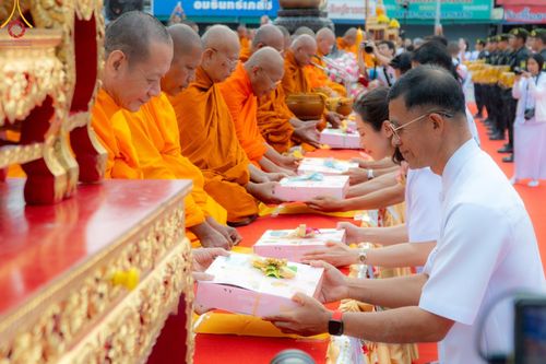 ภาพ No.126090:พิธีทำบุญเมืองนครราชสีมา ฉลอง 556 ปี ตักบาตรพระ 10,000 รูป ในวันเสาร์ที่ 2 มีนาคม พ.ศ.2567 ณ อนุสาวรีย์ท้าวสุรนารี จ.นครราชสีมา จัดโดย คณะสงฆ์จังหวัดนครราชสีมา ร่วมกับสำนักงานจังหวัดนครราชสีมา