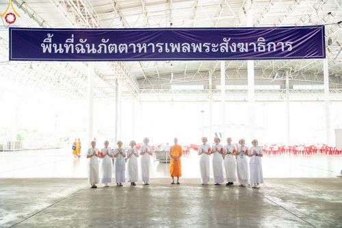 ภาพ No.58866:V.40 ภัตตาหารพระหมื่นวัด เราจัดให้ การปฏิบัติงานของเจ้าหน้าที่และอาสาสมัคร เพื่อรับบุญในการถวายภัตตาหาร แด่คณะสงฆ์ 10,000 กว่าวัดทั่วประเทศ ที่มาร่วมงานวันคุ้มครองโลก จันทร์ที่ 22 เมษายน พ.ศ. 2567 ณ วัดพระธรรมกาย