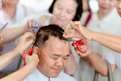 ภาพ No.223196:วันที่ 2 -10 พฤษภาคม พ.ศ. 2568 พิธีตัดปอยผม ปลงผม พิธีขอขมาลาอุปสมบทอุทิศชีวิต ของอุบาสก พิสิทธิ์ หมื่นแกล้ว  ณ วัดพระธรรมกาย