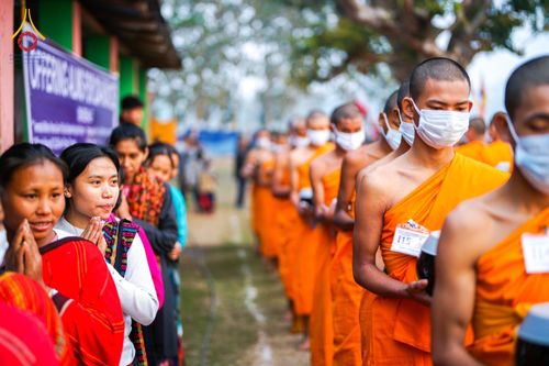 ภาพ No.76431:คณะสงฆ์และสามเณรบิณฑบาต ประเทศบังกลาเทศ วันที่ 11 กุมภาพันธ์ พ.ศ. 2566