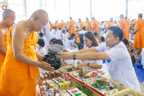ภาพ No.149951:พิธีตักบาตร , พิธีปฎิบัติธรรม , พิธีถวายภัตตาหารเมนูสวรรค์ ในพรรษาแห่งการเข้าถึงธรรม วันธรรมชัย วันอังคารที่ 27 สิงหาคม พ.ศ.2567 ณ สภาธรรมกายสากล วัดพระธรรมกาย