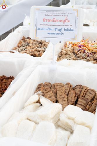 ภาพ No.190512:สาธุชนถวายภัตตาหารเป็นสังฆทาน แด่พระธรรมยาตรา ณ อนุสรณ์สถานมหาวิหารพระมงคลเทพมุนี (โลตัสแลนด์) อ.สองพี่น้อง จ.สุพรรณบุรี ในโครงการธรรมยาตรา กตัญญูบูชา มหาปูชนียาจารย์ พระมงคลเทพมุนี(สด จนฺทสโร) พระผู้ปราบมาร แห่ง ปีที่ 13 วันที่ 7 มกราคม พ.ศ.2568