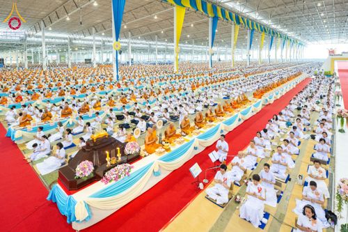 ภาพ No.59993:พิธีเจริญพระพุทธมนต์ "ฉลองอายุวัฒนมงคล 80 ปี หลวงพ่อธัมมชโย" พิธีถวายไทยธรรม คณะสงฆ์ 10,000 กว่าวัดทั่วประเทศ ในวันคุ้มครองโลก วันจันทร์ที่ 22 เมษายน พ.ศ. 2567 ณ สภาธรรมกายสากล วัดพระธรรมกาย จ.ปทุมธานี