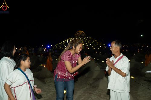 ภาพ No.138687:Photo Story  มหัศจรรย์วัดดงดินแดง Episode 6 พระภิกษุ-สามเณร ในโครงการบรรพชาอุปสมบทหมู่  กว่า 500 รูป และศีลจาริณีกว่า 300 คน ร่วมกันก่อพระเจดีย์ทราย 20,000 องค์ และจุดประทีป  บูชาธรรม 80 ปี หลวงพ่อธมฺมชโย กลางลำน้ำแม่ตื่น