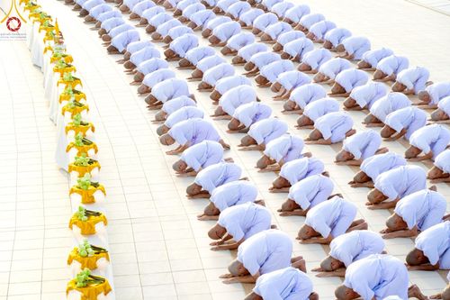 ภาพ No.216998:วันเสาร์ที่ 12 เมษายน พ.ศ. 2568 พิธีเวียนประทักษิณรอบพระมหาธรรมกายเจดีย์  พิธีวันทาเจดีย์ พิธีขอขมาและมอบผ้าไตร ในโครงการอุปสมบทหมู่ บูชาธรรมหลวงพ่อธัมมชโย, โครงการธรรมทายาท ระดับอุดมศึกษา รุ่นที่ 52 ,  โครงการบวชพระนานาชาติ AEC & WAB CEO รุ่นที่ 4 , ณ ว