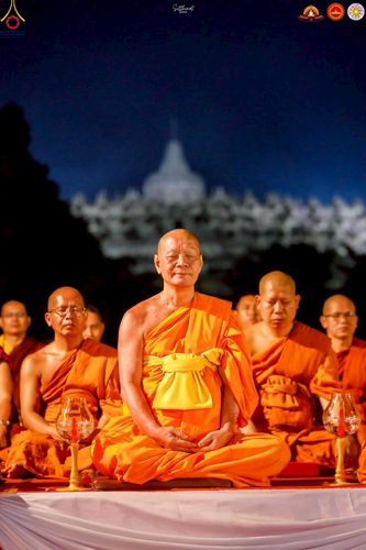 ภาพ No.224525:วันจันทร์ที่ 12 พฤษภาคม พ.ศ. 2568  ชาวพุทธในอินโดนีเซีย ร่วมฉลองวิสาขบูชาจุดประทีปกว่า 200,000 ดวง ณ พระมหาเจดีย์บรมพุทโธ  เจริญพุทธมนต์ถวาย “พระวชิรเกล้าเจ้าอยู่หัว”