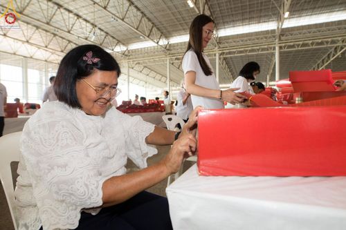 ภาพ No.212304:วันพุธที่ 19 มีนาคม พ.ศ. 2568 การบรรจุไทยธรรมลงกล่องสำเร็จ 43,500 กล่อง เพื่อถวายแด่พระสังฆาธิการ 40,000 กว่าวัดทั่วไทย ในวันคุ้มครองโลก 22 เมษายน พ.ศ. 2568 ณ บ้านแก้วเรือนทองคุณยายฯ วัดพระธรรมกาย