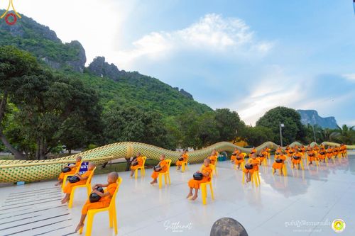 ภาพ No.222195:วันที่ 26-27 เมษายน พ.ศ. 2568 ศูนย์ปฏิบัติธรรมสวนผึ้ง ร่วมกับ ธุดงค์คสถานประจวบคีรีขันธ์ และวัดอ่าวน้อย  จัดกิจกรรมเดินธรรมยาตรา ตักบาตรข้าวสารอาหารแห้ง และจุดประทีปถวายเป็นพุทธบูชา ณ วัดอ่าวน้อย จ.ประจวบคีรีขันธ์