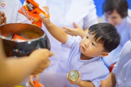 ภาพ No.243525:วันที่ 7 กันยายน พ.ศ. 2568 พิธีตักบาตร ข้าวสารอาหารแห้ง ในวันครูผู้ค้นพบวิชชาธรรมกาย ณ บ้านแก้วเรือนทองคุณยายฯ สภาธรรมกายสากล วัดพระธรรมกาย