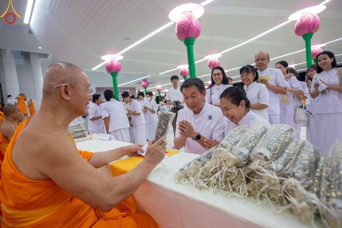 ภาพ No.123286:พิธีพระราชทานสัญญาบัตร พัดยศ และผ้าไตร แด่พระสงฆ์ในเขตปกครองคณะสงฆ์หนกลาง ณ วัดพระศรีมหาธาตุ เขตบางเขน กรุงเทพมหานคร และพิธีมุทิตาสักการะพระสังฆาธิการ ผู้ได้รับเลื่อนและตั้งสมณศักดิ์ ตามพระบรมราชโองการ ณ วัดพระธรรมกาย ในวันที่ 4 กุมภาพันธ์ พ.ศ. 2567