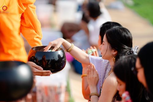 ภาพ No.138573:พิธีตักบาตร วัดราชบูรณะ จ.พระนครศรีอยุธยา วันที่ 25 พฤษภาคม พ.ศ.2567