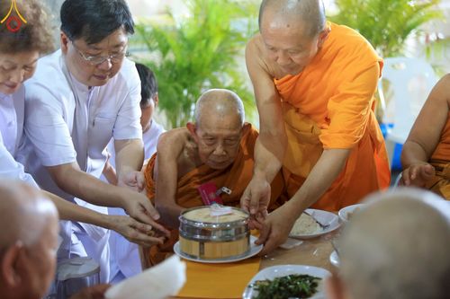 ภาพ No.219451:วันอังคารที่ 22 เมษายน พ.ศ. 2568 พิธีมอบปัจจัยช่วยเหลือครู 4 จังหวัดชายแดนภาคใต้ , พิธีกล่าวคำถวายอุปกรณ์ เพื่อเตรียมการต้อนรับคณะสงฆ์ฯ , พิธีกล่าวคำถวายภัตตาหารเป็นสังฆทาน , คณะสงฆ์ฉันภัตตาหารเพล  เนื่องในวันคุ้มครองโลก พิธีถวายมหาสังฆทานแด่คณะสงฆ์