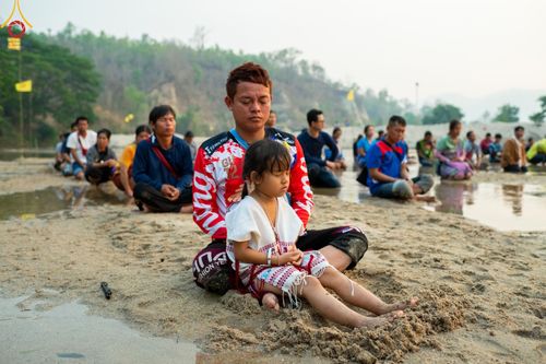 ภาพ No.63322:Photo Story  มหัศจรรย์วัดดงดินแดง Episode 1  พิธีปลงผมนาคธรรมทายาท  ในโครงการบรรพชาอุปสมบทหมู่ ฟื้นฟูพระพุทธศาสนาทั่วไทย วัดดงดินแดง ณ ลำน้ำแม่ตื่น อ.อมก๋อย จ.เชียงใหม่ วันที่ 2 เมษายน พ.ศ. 2567