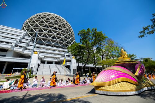 ภาพ No.304619:วันที่ 25 มกราคม พ.ศ. 2569 พิธีต้อนรับพระธรรมยาตรา (ภาพชุดที่ 2) รร.สามัคคีราษฏร์บำรุง-วัดพระธรรมกาย ในโครงการธรรมยาตรา กตัญญูบูชา มหาปูชนียาจารย์ พระมงคลเทพมุนี(สด จนฺทสโร) พระผู้ปราบมาร อนุสรณ์สถาน 7 แห่ง ปีที่ 14