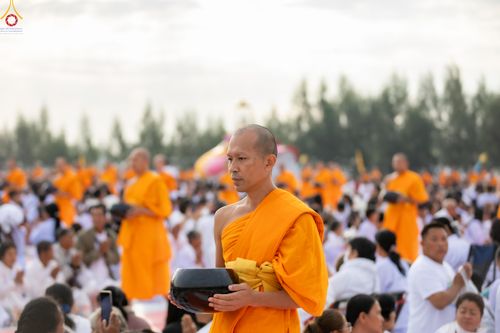 ภาพ No.302637:วันที่ 24 มกราคม พ.ศ. 2569 พิธีตักบาตรพระธรรมยาตรา(ภาพชุดที่ 2) ณ อนุสรณ์สถานลำดับที่ 5 สถานที่เผยแผ่วิชชาธรรมกายครั้งแรก อนุสรณ์สถานบางปลา วัดบางปลา อำเภอบางเลน จังหวัดนครปฐม ในโครงการธรรมยาตรา กตัญญูบูชา มหาปูชนียาจารย์ พระมงคลเทพมุนี(สด จนฺทสโร) พระผู