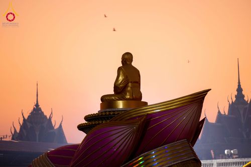 ภาพ No.297264:วันที่ 15 มกราคม พ.ศ.2569 พระธรรมยาตราปฏิบัติธรรมและถ่ายภาพหมู่ประวัติศาสตร์ อนุสรณ์สถานลำดับที่ 4 สถานที่เกิดด้วยกายธรรม  ณ วัดโบสถ์บน ต.บางคูเวียง จ.นนทบุรี ในโครงการธรรมยาตรา กตัญญูบูชา มหาปูชนียาจารย์ พระมงคลเทพมุนี(สด จนฺทสโร) พระผู้ปราบมาร อนุสรณ์ส