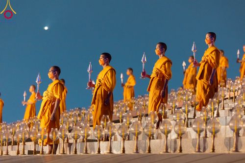 ภาพ No.90251:พิธีจุดประทีป 20,000 ดวง บูชาพระมหาธรรมกายเจดีย์ และบูชาพระมงคลเทพมุนี(สด จนฺทสโร) พระผู้ปราบมาร วันอังคารที่ 10 ตุลาคม พ.ศ. 2566 ณ ลานธรรมพระมหาธรรมกายเจดีย์ วัดพระธรรมกาย จ.ปทุมธานี