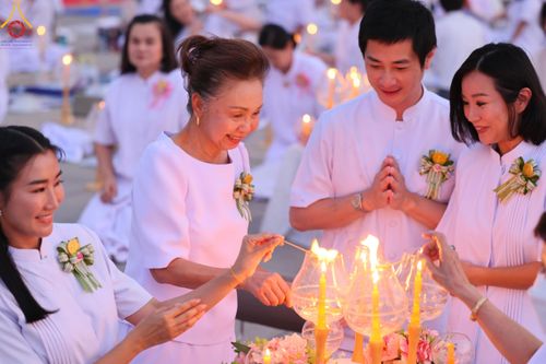 ภาพ No.122109:พิธีจุดประทีปถวายเป็นพุทธบูชา และบูชาธรรมมหาปูชนียาจารย์ พระมงคลเทพมุนี(สด จนฺทสโร) ในโครงการธรรมยาตรา กตัญญูบูชา มหาปูชนียาจารย์ พระมงคลเทพมุนี(สด จนฺทสโร) พระผู้ปราบมาร อนุสรณ์สถาน 7 แห่ง ปีที่ 12 วันที่ 31 มกราคม พ.ศ. 2567 ณ วัดพระธรรมกาย จ.ปทุมธานี