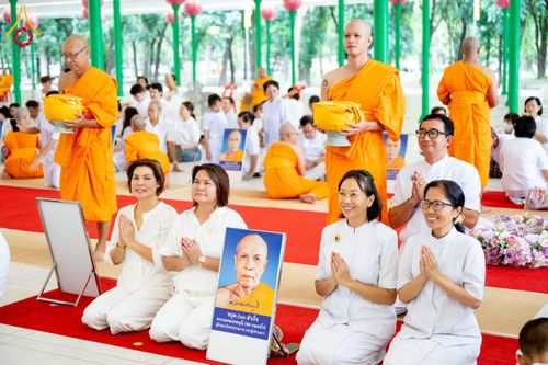 ภาพ No.256320:วันที่ 4 ตุลาคม พ.ศ. 2568 พิธีบรรพชาอุปสมบท  โครงการอุปสมบทหมู่บูชาธรรม 141 ปี  พระมงคลเทพมุนี (สด จนฺทสโร) ณ โบสถ์พระไตรปิฏก วัดพระธรรมกาย จ.ปทุมธานี