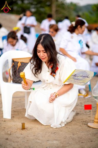 ภาพ No.275220:วันอาทิตย์ที่ 30 พฤศจิกายน พ.ศ. 2568 พิธีตอกเสาเข็ม "สร้างองค์พระเจดีย์เพื่อสร้างสันติภาพโลก" ต้นสุดท้าย ณ ศูนย์ปฏิบัติธรรมระยอง (บ้านช่องลม)