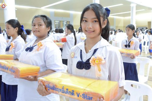 ภาพ No.246052:วันเสาร์ที่ 13 กันยายน พ.ศ. 2568 พิธีมอบผ้าไตรประธานกฐินสัมฤทธิ์เด็กดี V-Star ณ สภาธรรมกายสากล วัดพระธรรมกาย