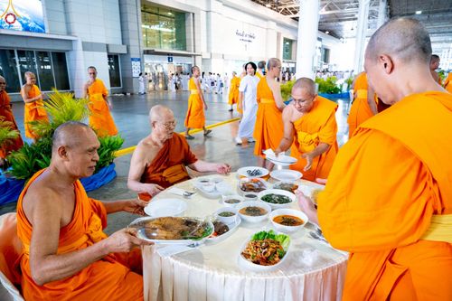 ภาพ No.233903:วันเสาร์ที่ 19 กรกฎาคม พ.ศ.2568 วันมหารำลึก ครั้งที่ 35 พิธีรำลึกถึงนักสร้างบารมี , พิธีสวดพระพุทธมนต์ , พิธีทอดผ้าบังสกุลและถวายไทยธรรม วัดพระธรรมกาย