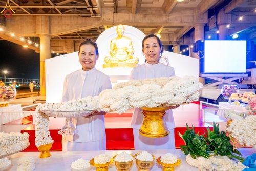 ภาพ No.154947:พิธีจุดประทีป, พิธีฉลองชัยสวดมนต์บทธัมมจักกัปปวัตนสูตร ณ มหารัตนวิหารคด วัดพระธรรมกาย วันอังคารที่ 17 กันยายน พ.ศ. 2567