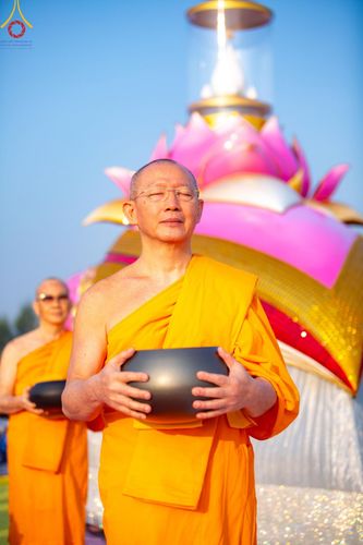 ภาพ No.201162:พิธีตักบาตรพระธรรมยาตรา ณ อนุสรณ์สถานลำดับที่ 5 สถานที่เผยแผ่วิชชาธรรมกายครั้งแรก อนุสรณ์สถานบางปลา วัดบางปลา อำเภอบางเลน จังหวัดนครปฐม ในโครงการธรรมยาตรา กตัญญูบูชา มหาปูชนียาจารย์ พระมงคลเทพมุนี(สด จนฺทสโร) พระผู้ปราบมาร อนุสรณ์สถาน 7 แห่ง ปีที่ 13