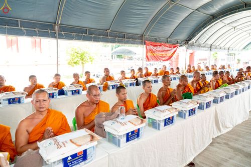 ภาพ No.234516:วันพฤหัสบดีที่ 24 กรกฎาคม พ.ศ. 2568 พิธีถวายสังฆทานแก่คณะสงฆ์ 323 วัด , พิธีมอบกองทุนหนุนแรงใจช่วยครูใต้ , พิธีทำบุญส่วนกุศลแด่ผู้วายชนม์ ในเหตุการณ์ความไม่สงบ 4 จังหวัด ชายแดนภาคใต้ (ปัตตานี , ยะลา , นราธิวาส , สงขลา) ปีที่ 21 ครั้งที่ 179 ณ วัดเวฬุวัน 